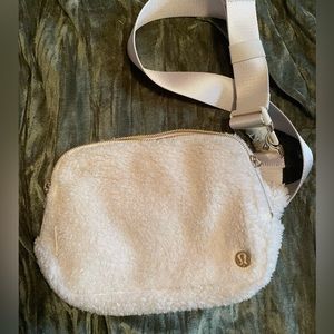COPY - Everywhere Belt Bag Large 2L Fleece